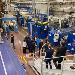 Italienska provinsregeringen Comos medlemmar på besök hos Zetacartons produktionsanläggning. Foto: Province of Como