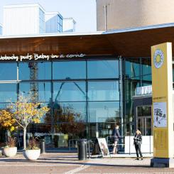 Karlstads universitet driver Pro2BE - Processer och Produkter för en cirkulär bioekonomi - som är en ledande forskningsmiljö inom skogsbaserad bioekonomi. Drygt 30 forskare och doktorander är inriktade på skogsindustriell forskning kopplat till cirkulär bioekonomi, och arbetar med olika forskningsprojekt.
Fotocred: Karlstads universitet