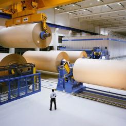 I början av 2024, såg det fortfarande ljust ut för företaget. En ny pappersmaskin skulle köpas in och planer på investeringar på femhundra miljoner euro i fabriken i Nidda offentliggjordes. Nya anställda rekryterades, och fem lärlingar började sin utbildning i augusti. Men bara kort därefter vände utvecklingen. Företaget står nu inför konkurs, och över 200 anställdas jobb är i fara. Foto: ISHPaper GmbH och Spezialpapierfabrik Ober-Schmitten GmbH