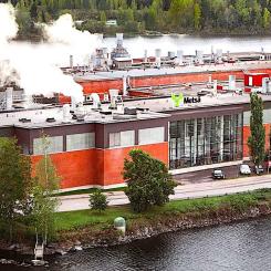 Anläggningen i Mänttä. Genom att satsa på modern teknik och förstafibrer tar Metsä Group ett viktigt steg mot att förlänga Mänttä-anläggningens livslängd och bidra till en mer hållbar framtid för papperstillverkningen. Foto: Metsä Group