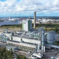 Anläggningen skulle, om den byggs, placeras vid Metsä Groups massafabrik i Rauma i sydvästra Finland, och dess nominella kapacitet skulle bli cirka 100 000 ton avskiljd träbaserad koldioxid per år. Koldioxid skulle avskiljas från fabrikens rökgaser. Foto: Metsä Group