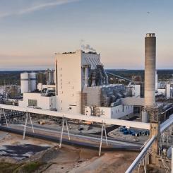 Anläggningen, belägen endast några kilometer från stadskärnan, har väckt både förvåning och diskussion bland Kemis invånare. Foto: Metsä Group