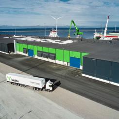 Hamnens nya elektroniska materialhanteringskran, utrustad med en elektronisk pappersmassagrip, är enligt Metsä Group det första i sitt slag. Foto: Metsä Group