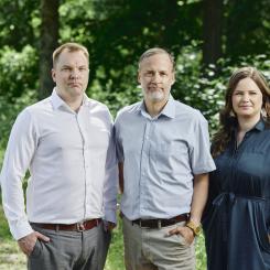Metsä Springs ledningsgrupp. Fr.v. Erik Kolehmainen, Niklas von Weimarn, Katariina Kemppainen. Foto: Metsä Spring