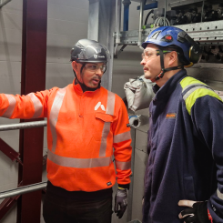 Advens driftingenjör Emmanuel Johansson och Nouryons processoperatör Jerry Johansson jobbar på Nouryon i Kvarntorp som nu ökar sin kapacitet, minskar sin energiförbrukning och då även koldioxidutsläppet som minskar med över 90 procent.