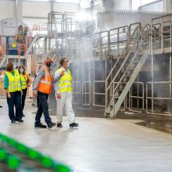 En delegation med brittiska ambassadören i Rumänien besöker en av DS Smiths pappersfabriker i landet. Foto: DS Smith