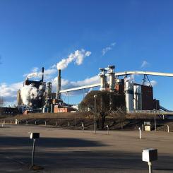 Skutskärs massabruk. Foto: Papper/Wikimedia Commons