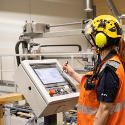 Modern tillverkning i ett av företaget Pölkkys sågverk. Foto: Pölkky