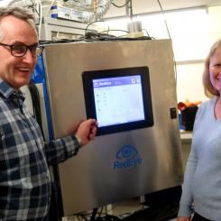 Öjvind Sundvall, PulpEye, och Yvonne Söderström Nordin, RISE Processum, vid den RedEye online analysator som är kopplad till HTL-piloten. Foto: RISE Processum.