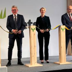 Bandklippning: Mika Joukio (VD, Metsä Board), Viveka Beckeman (VD, Skogsindustrierna) och Jussi Linnaranta (Chairman of the Board, Metsäliitto Cooperative). Foto: Metsä Board