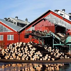 Bildtexter:
Svinhamnens (Pihlava) sågverk i Havs - Björneborg. Planerad utfyllnad genomförs vid Kolmisoppiområdet, där den nya timmersorteraren ska byggas. Foto: Westas