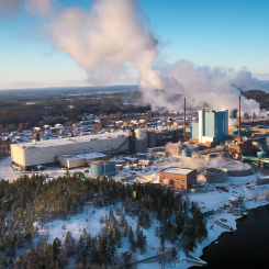 SCA Obbola producerar trävaror, massa, förpackningspapper och förnybar energi.  Foto: Stefan Edlund/SCA
