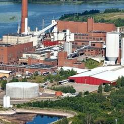 Sunila bruk i Kotka i södra Finland producerar barrvedsmassa, lignin, tallolja och terpentin. Foto: Stora Enso