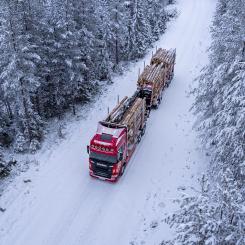 Bilen är verksam i södra Norrbotten och norra Västerbotten, ett område som enligt Sveaskog är präglat av ”längre transportavstånd, glest utbyggd laddinfrastruktur” och ett utmanande klimat under en större del av året, jämfört med de södra delarna av Sverige. Foto: Sveaskog
