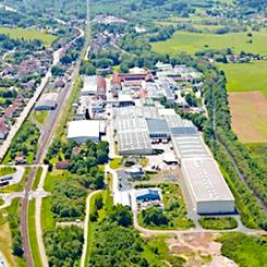 Beläget i korsningen mellan Frankrike, Tyskland, Schweiz och Benelux, täcker Etivals produktionsanläggning 40 hektar mark, inklusive 15 hektar byggd areal. Närhet till grannländerna främjar transportbesparingar och gör att leveranser kan ske på rekordtid: 80 procent av beställningarna levereras på D+1 i Frankrike, Tyskland, Schweiz och Benelux, och i genomsnitt inom D+2 i Europa.  Foto: Clairefontaine