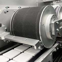 Yangis teknik bygger på en diskret produktionslogik där varje formad fiberkudde hanteras som en individuell enhet. Bild: Yangi