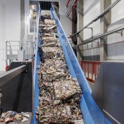 Tetra Pak och Stora Ensos nya återvinningsanläggning för begagnade dryckeskartonger ligger vid den senares Ostroleka-bruk i Polen. Tetra Pak är en leverantör av livsmedelsförädlings- och förpackningslösningar medan Stora Enso är en leverantör av papper och förpackningsprodukter. Foto: Tetra Pack