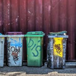 Under 2022 hade otillräcklig återvinning av plastförpackningar en direkt kostnad för Finland, med en notering på 10,80 euro per person, vilket totalt blev 60 miljoner euro. Denna summa motsvarar vad som kunde ha investerats i tung militärutrustning eller andra statliga behov. Foto: Creative Commons Lic, kredit: christels