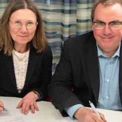 Skogforsks vd, Charlotte Bengtsson, och hennes motsvarighet på FPInnovations, Stéphane Renou, undertecknar det nya avtalet mellan parterna. Foto: Julio Gonzalez, Skogforsk