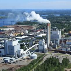 UPM:s Kaukas bruk i Finland. UPM:s resultat stärks av energiverksamheten, medan skogsindustrin fortsatt pressas. Foto: UPM