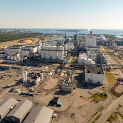 Metsä menar att koldioxiden som genereras av massabruk är en värdefull, till stor del outnyttjad sidoström som skulle kunna fångas upp och användas som råvara för produkter som ersätter fossilbaserade material och bränslen i takt med att tekniken och marknaderna utvecklas. Foto: Valokuvaaja/Metsä Group