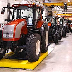 Valtra Oy Ab är en tillverkare av traktorer och jordbruksmaskiner verksam i Finland och tillhör det amerikanska företaget AGCO. Foto: Valtra