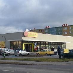 Biedronka är en livsmedelskedja i Polen. Foto: Warszawska róg Szerokiej w Tomaszowie Mazowieckim, w województwie łódzkim/Wikimedia Commons
